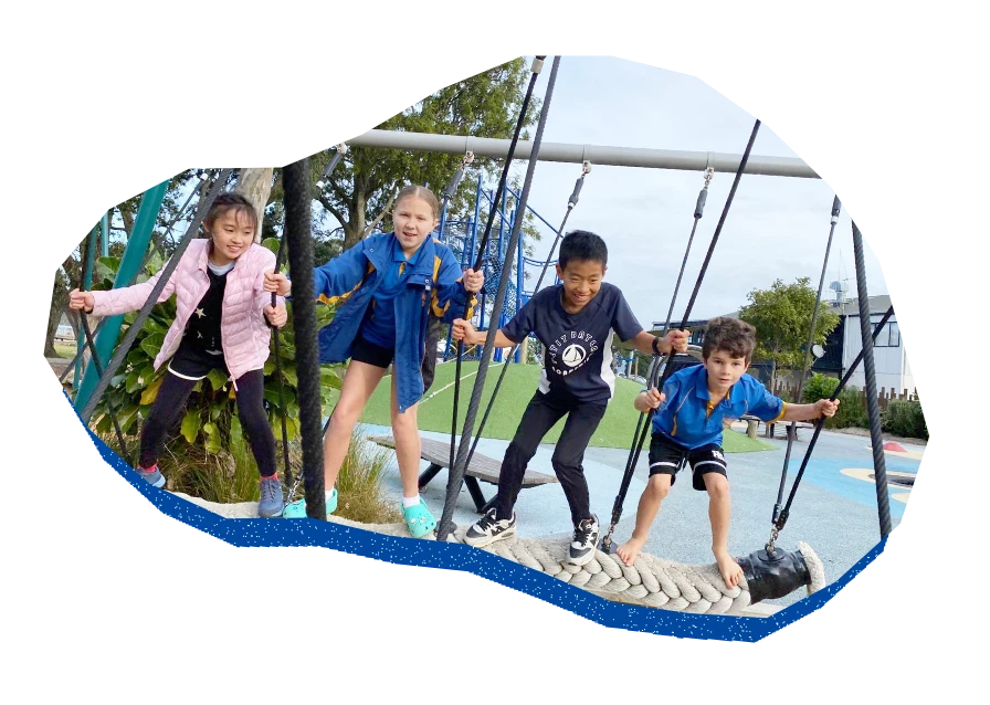 パソコンをのぞき込む子供たち