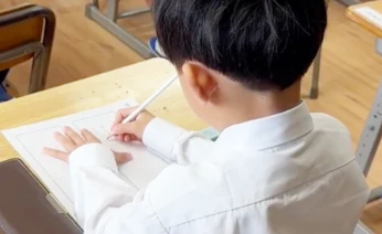 文字を書く児童