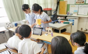 グループで話し合う児童