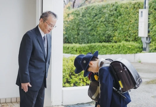 校長先生に挨拶する児童