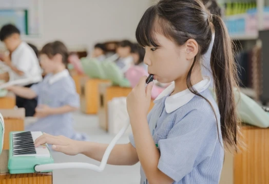 午前授業を受ける児童たち