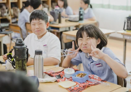 昼食をとる児童たち