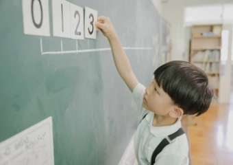 午後授業を受ける児童