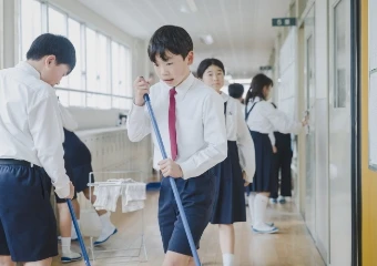 掃除をする児童たち