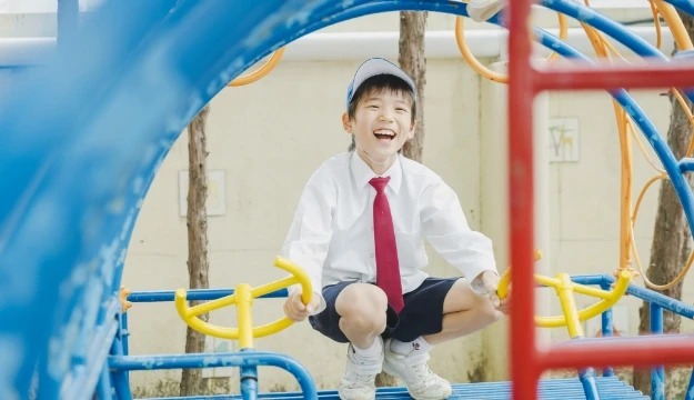 校庭で遊ぶ児童と、やってみなはれ塾の様子